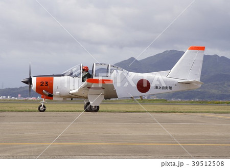 小月航空基地の航空祭で駐機場を地上滑走する海上自衛隊のT-5初等練習機 39512508