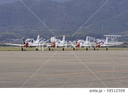 小月航空基地の航空祭で誘導路を編隊で地上滑走する海上自衛隊のT-5初等練習機 39512509