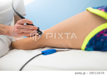 Physiotherapist performs treatment with tecar therapy Physiotherapist performs treatment with tecar therapy 39513070