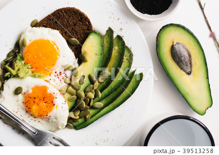 sandwich with fresh vegetables, avocado, hard 39513258