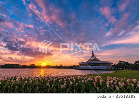 Monument in public park of Bangkok, Thailand. Twil Monument in public park of Bangkok, Thailand. Twil 39513288