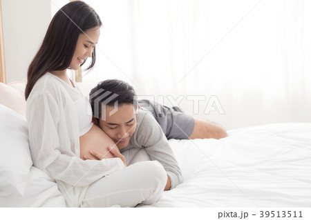 pregnant woman and her husband pregnant woman and her husband 39513511