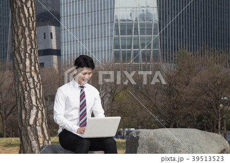 ビジネスマン 韓国人 汝矣島公園 39513523