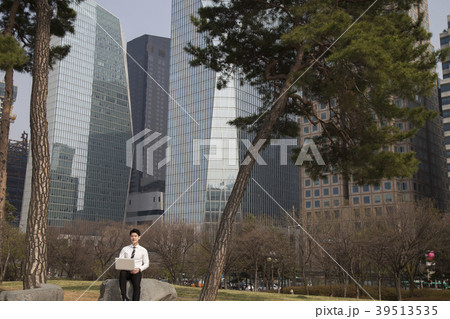 ビジネスマン 韓国人 汝矣島公園 39513535