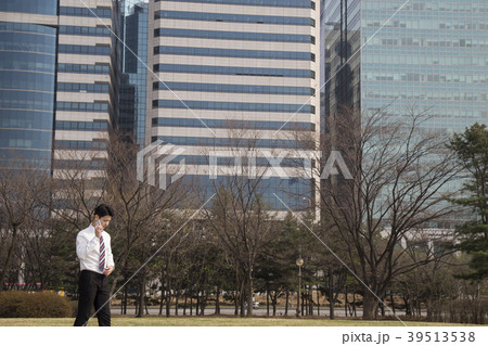 ビジネスマン 韓国人 携帯電話 39513538