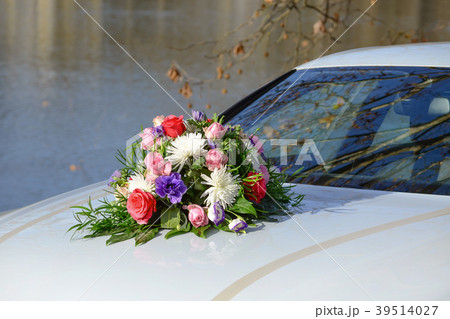 wedding bouquet on the modern white car closeup 39514027