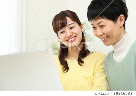 パソコンを娘に教えてもらう母親 39516533