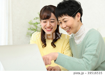 パソコンを娘に教えてもらう母親 39516535