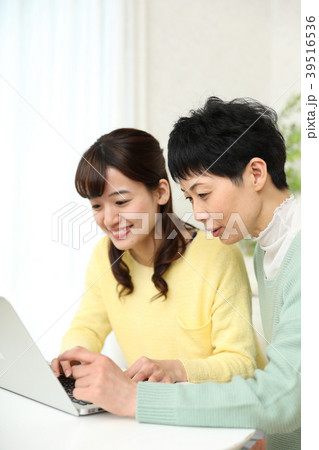 パソコンを娘に教えてもらう母親 39516536