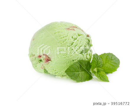 Mint-raspberry ice cream ball with fresh mint Mint-raspberry ice cream ball with fresh mint 39516772