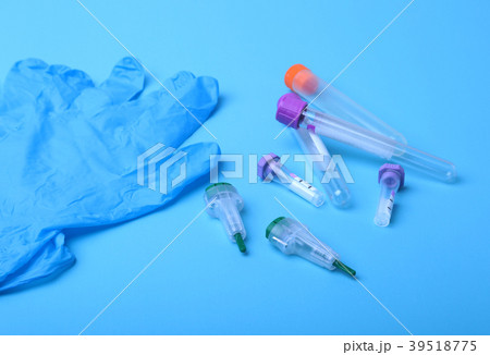 Set of laboratory supplies for blood test. Petri Set of laboratory supplies for blood test. Petri 39518775
