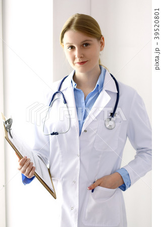 Female doctor filling up medical form on clipboard 39520801