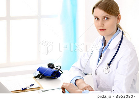Female doctor filling up medical form on clipboard 39520807