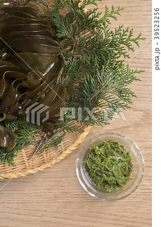 調理前と後のメカブ 調理前と後のメカブ 39523256