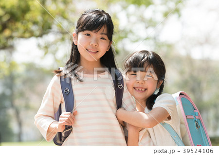 ランドセルを背負う小学生2人姉妹 39524106