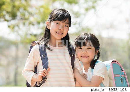 ランドセルを背負う小学生2人姉妹 39524108