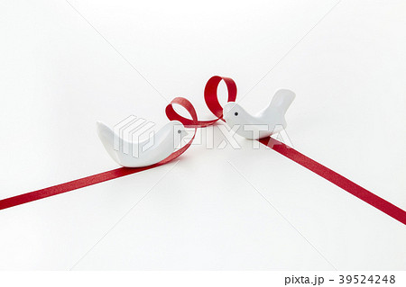 リボン 鳩 平和の象徴 (White dove with red ribbon) リボン 鳩 平和の象徴 (White dove with red ribbon) 39524248