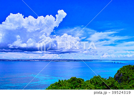 真夏の宮古島、伊良部島の牧山展望台からの眺望 39524319