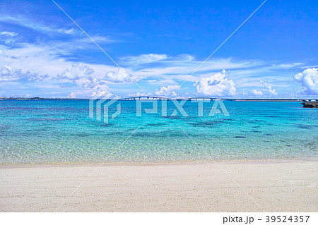真夏の宮古島、伊良部島の親泊の浜から見る伊良部大橋 真夏の宮古島、伊良部島の親泊の浜から見る伊良部大橋 39524357
