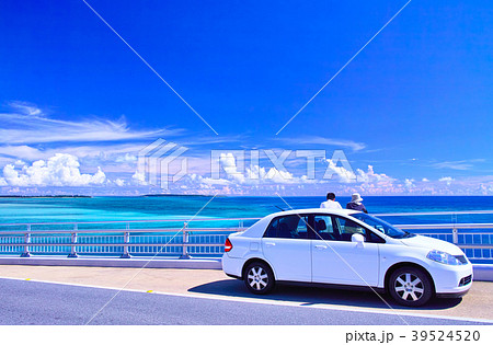 真夏の宮古島、伊良部大橋の駐車スペースから海を眺める観光客 真夏の宮古島、伊良部大橋の駐車スペースから海を眺める観光客 39524520