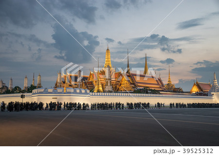 Crowds of mourners to King Bhumibol Adulyadej 39525312
