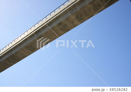 余部橋梁と青空を見上げる。 余部橋梁と青空を見上げる。 39526282