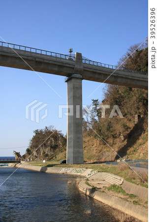 山陰本線・余部橋梁と、その下を流れる長谷川。 山陰本線・余部橋梁と、その下を流れる長谷川。 39526396