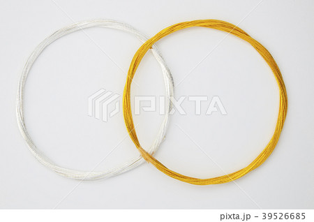 水引 金銀(paper strings tied around a wrapped gift) 水引 金銀(paper strings tied around a wrapped gift) 39526685