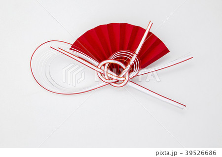水引 紅白 扇子(paper strings tied around a wrapped gift) 水引 紅白 扇子(paper strings tied around a wrapped gift) 39526686