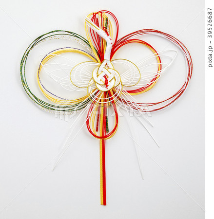 水引 鶴(paper strings tied around a wrapped gift) 39526687
