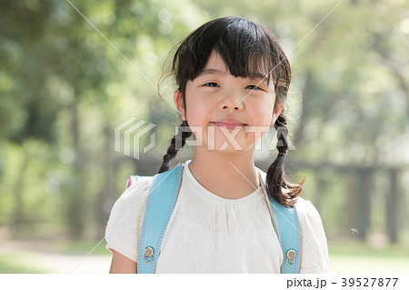 ランドセルを背負う笑顔の女の子 初夏の写真素材