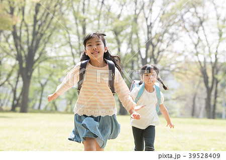 走る小学生女の子二人 登下校イメージの写真素材 走る小学生女の子二人 登下校イメージの写真素材