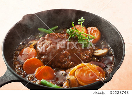 デミグラス煮込みハンバーグ デミグラス煮込みハンバーグ 39528748