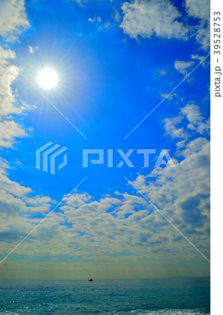 <海と空> 水面が輝く海と青い空 <海と空> 水面が輝く海と青い空 39528753