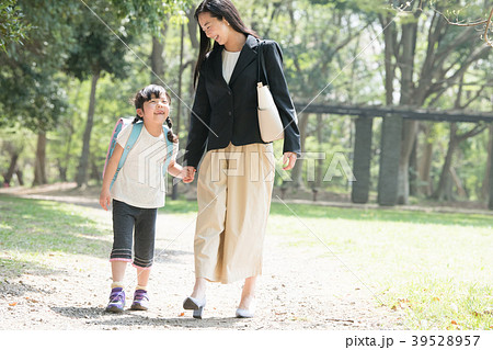 小学生の娘と出勤する母親 小学生の娘と出勤する母親 39528957