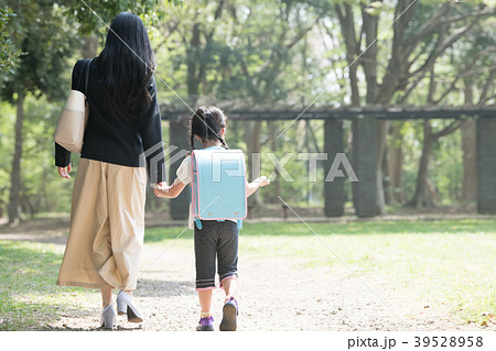 小学生の娘と手をつなぎ歩く母親 小学生の娘と手をつなぎ歩く母親 39528958