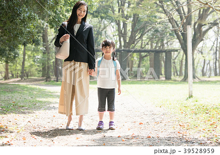 小学生の娘と出勤する母親 39528959