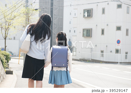 小学生の娘と出勤するワーキングマザー 39529147