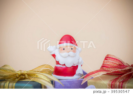 santa claus doll christmas background and gift box 39530547