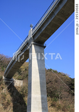 余部橋梁と青空を見上げる。 余部橋梁と青空を見上げる。 39530688