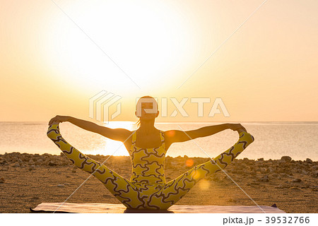Yoga practice at sunrise 39532766