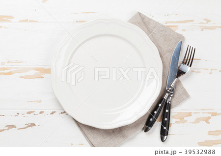 Empty plate with silverware 39532988