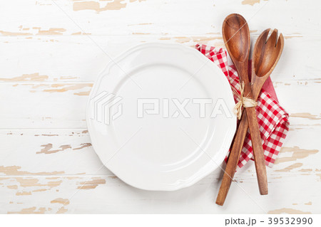 Empty plate with utensils Empty plate with utensils 39532990