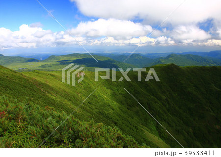 南暑寒岳から見る雨竜沼湿原と周辺の山並み 39533411