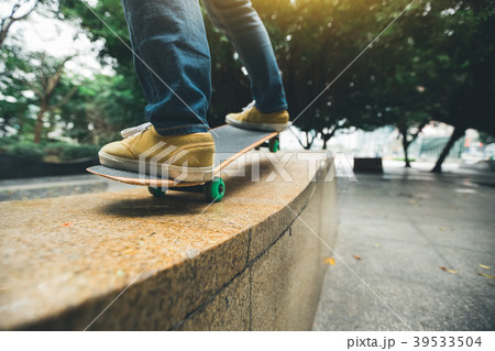 skateboarder legs riding skateboard at city skateboarder legs riding skateboard at city 39533504