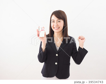 お年玉袋を持って喜ぶ女性 39534743