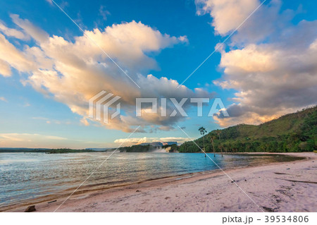 ベネズエラ・ギアナ高地・カナイマ湖の夕暮れ時 ベネズエラ・ギアナ高地・カナイマ湖の夕暮れ時 39534806