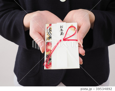 お年玉袋を持った女性の手元 39534892