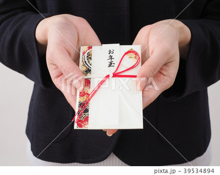 お年玉袋を持った女性の手元 39534894