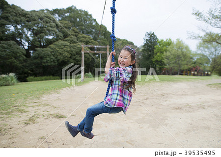 ターザンロープで遊ぶ女の子 39535495